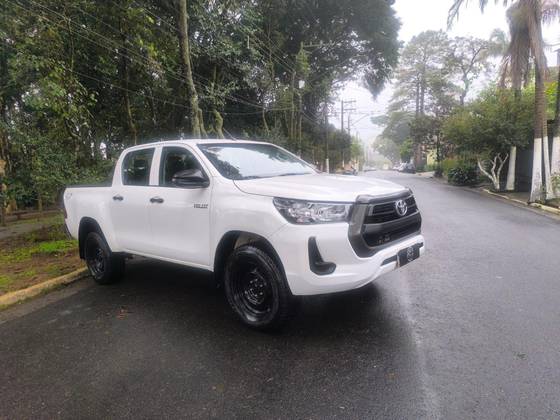 TOYOTA HILUX 2.8 D-4D TURBO DIESEL CD POWER PACK 4X4 MANUAL TOYOTA HILUX 2.8 D-4D TURBO DIESEL CD POWER PACK 4X4 MANUAL